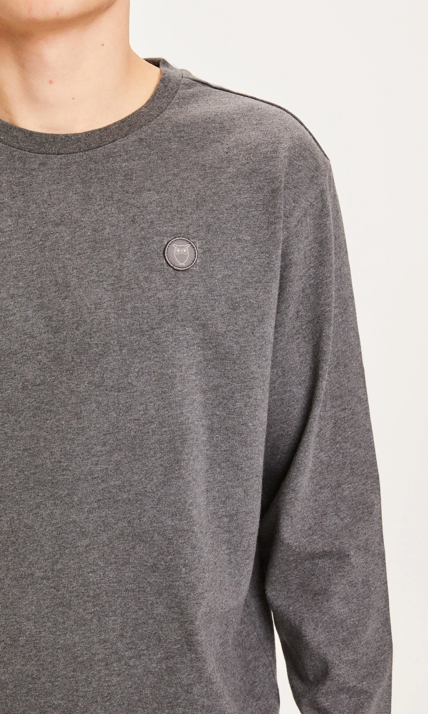 Badge long sleeve - Dark Grey Melange Knowledge Cotton