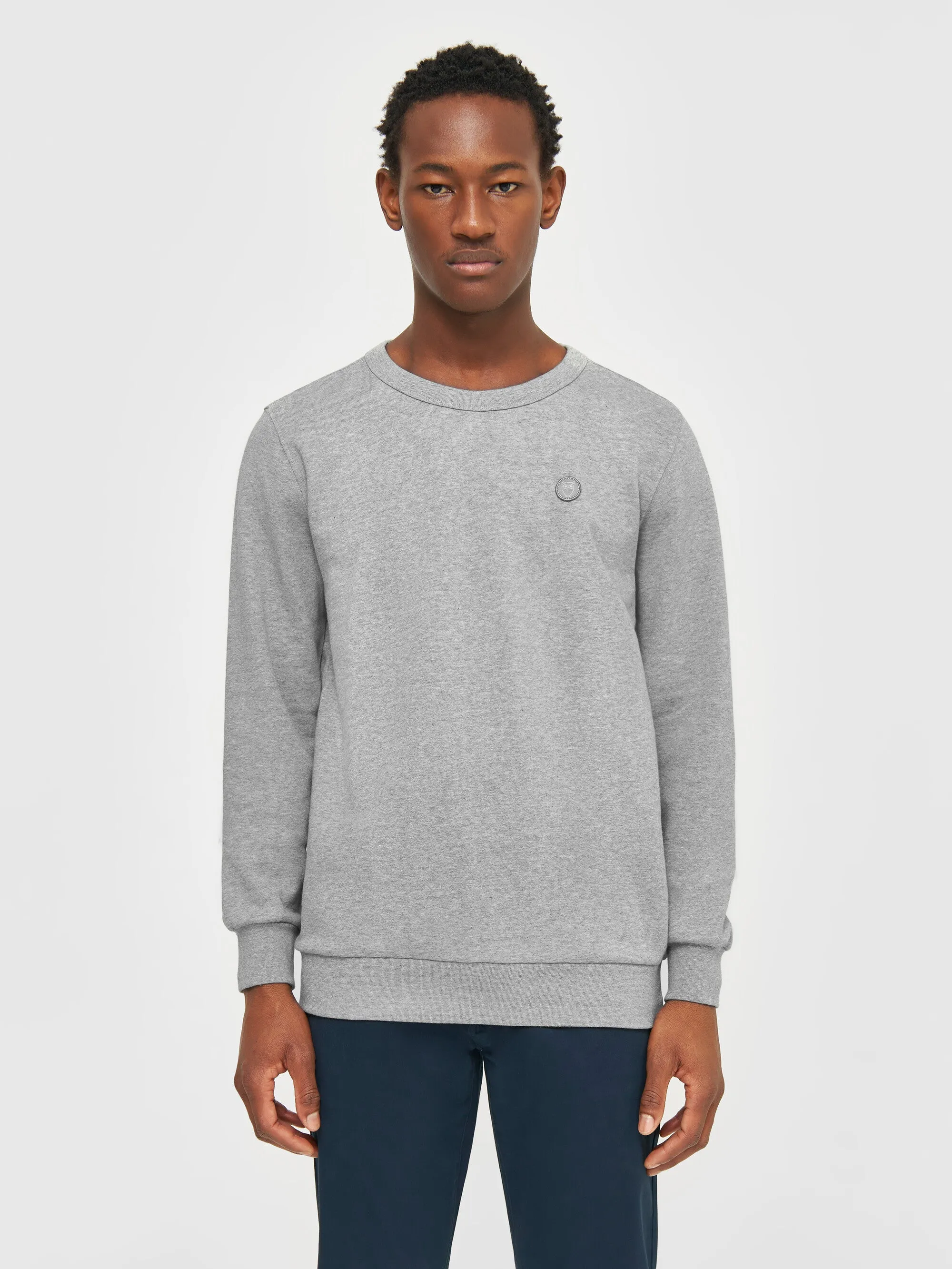 Basic badge sweat - Grey Melange Knowledge Cotton