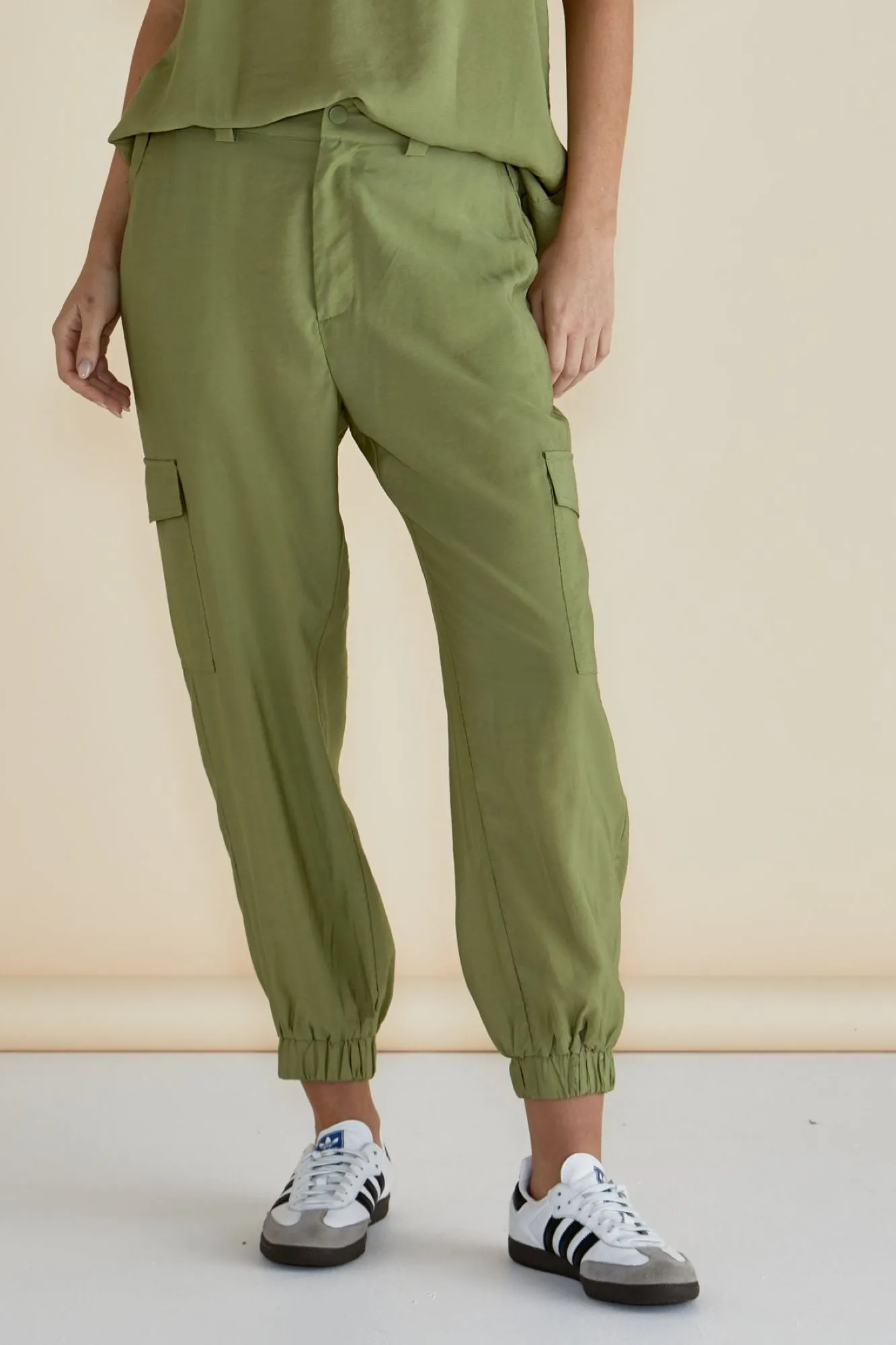 Betty Basics Adrianna Jogger Pistachio