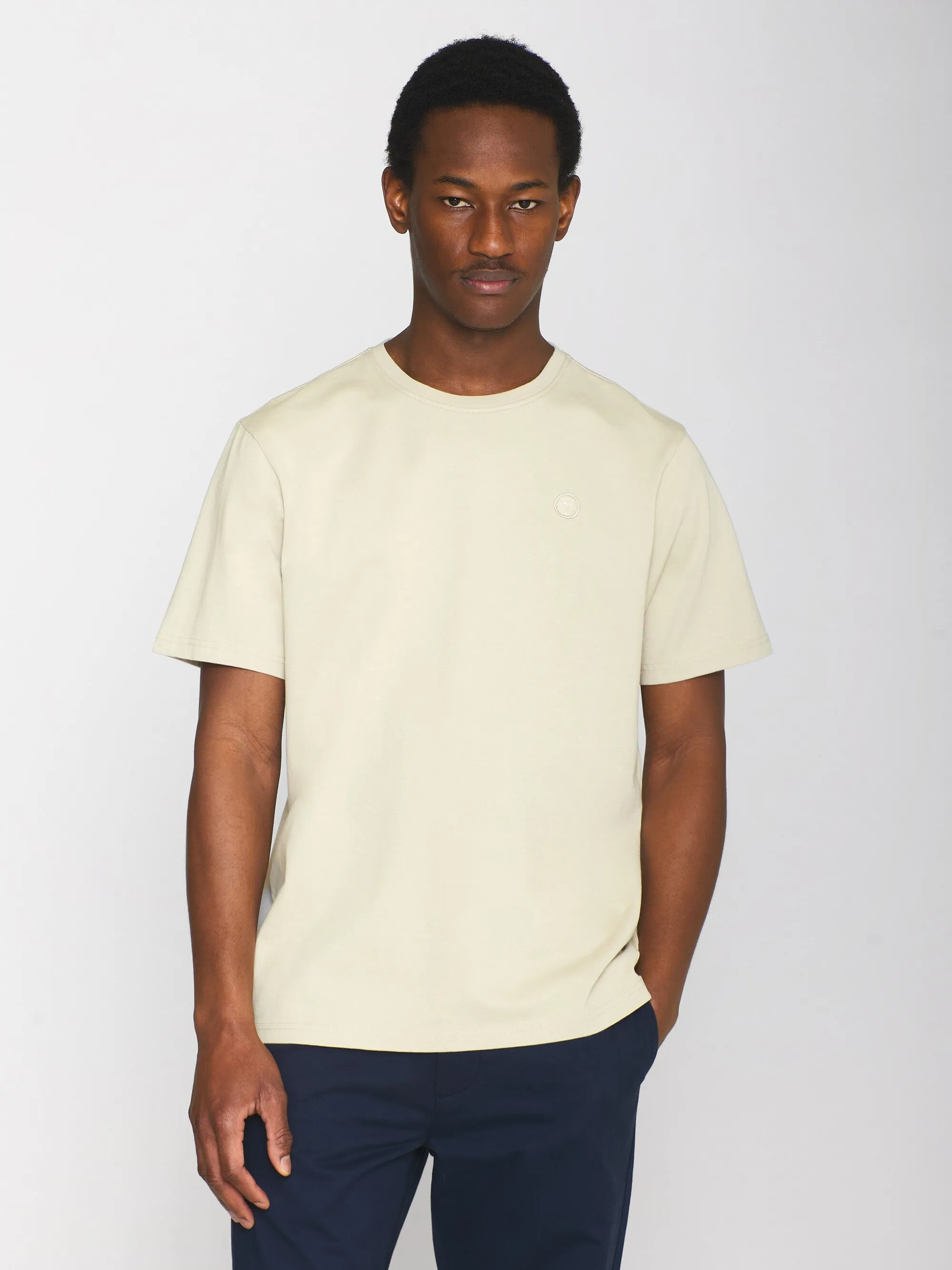 Regular fit Badge t-shirt - Light feather gray Knowledge Cotton